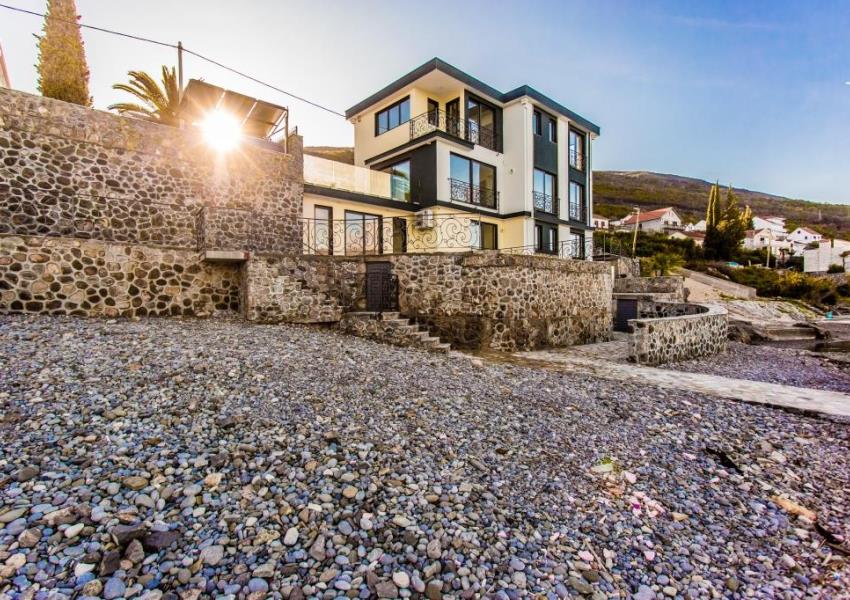 Qlistings - Waterfront villa for sale in Krasici Property Image